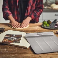 Burnhard Pizzasteen 38 X 30 X 1,5 Cm + Pizzaschep 20 Burnhard Pizzasteen 38 X 30 X 1,5 Cm + Pizzaschep -Keuken Benodigdheden Winkel 1200x1200 698