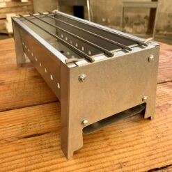 Spiedini Saté-bbq Bali 40 Mini - Kleine, Smalle Houtskoolbarbecue Met Horizontaal Rooster Voor Sate Of Andere Spiesjes - 40 Cm Lang, 11 Cm Breed, 14 Cm Hoog - Ideaal Voor Tuin- Of Open Haard, Of Balkon - Materiaal: Gealuminiseerd Ijzer -Keuken Benodigdheden Winkel 1200x1200 738