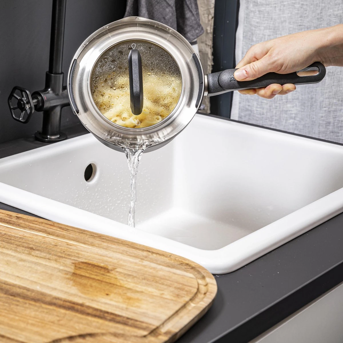 BK Flow Cool Black Glas Kookpannenset - 4-delig - Zwart - Glazen Deksel - Veilig Afgietsysteem - Inductie 2 BK Flow Cool Black Glas Kookpannenset - 4-delig - Zwart - Glazen Deksel - Veilig Afgietsysteem - Inductie - Afbeelding 2