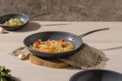 Swiss Pro+ - Koekenpannenset - 3 Delig - Keramisch - Inductie - Milieuvriendelijk - PFAS - PFOA Vrij - Sapphire Green -Keuken Benodigdheden Winkel 1200x799 1