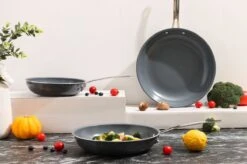 Swiss Pro+ - Koekenpannenset - 3 Delig - Keramisch - Inductie - Milieuvriendelijk - PFAS - PFOA Vrij - Sapphire Green -Keuken Benodigdheden Winkel 1200x799