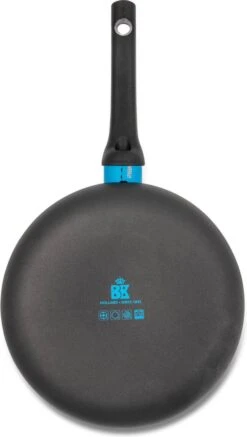 BK Blue Label Basics Hapjespan - Ø 24 Cm - Keramisch (PFAS Vrij) - Geen Inductie 5 BK Blue Label Basics Hapjespan - Ø 24 Cm - Keramisch (PFAS Vrij) - Geen Inductie -Keuken Benodigdheden Winkel 679x1200